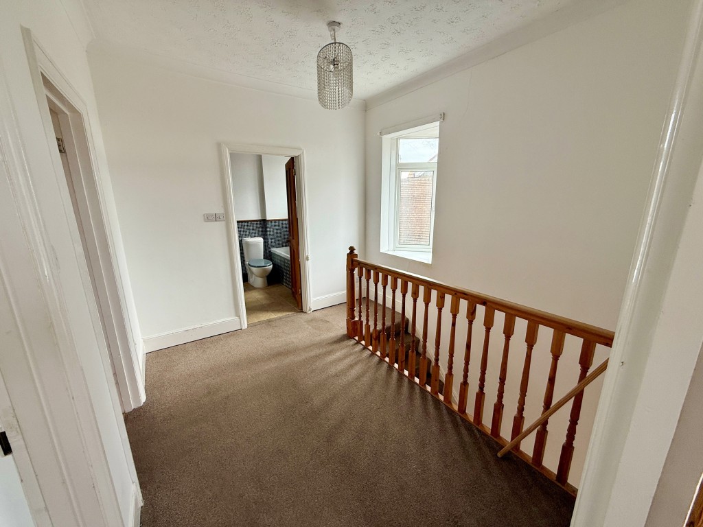 Lot: 131 - SPACIOUS THREE-BEDROOM SEMI IN GOOD LOCATION - Landing